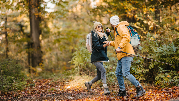 Couple out confidently hiking knowing they have a Kaiser Permanente Colorado health plan